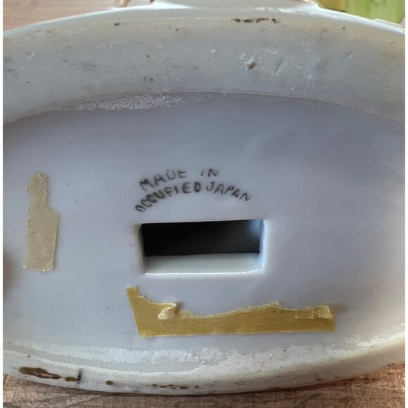 Vintage Occupied Japan Porcelain Figurine Of Colonial Couple In Detailed Attire - Picture 5 of 5